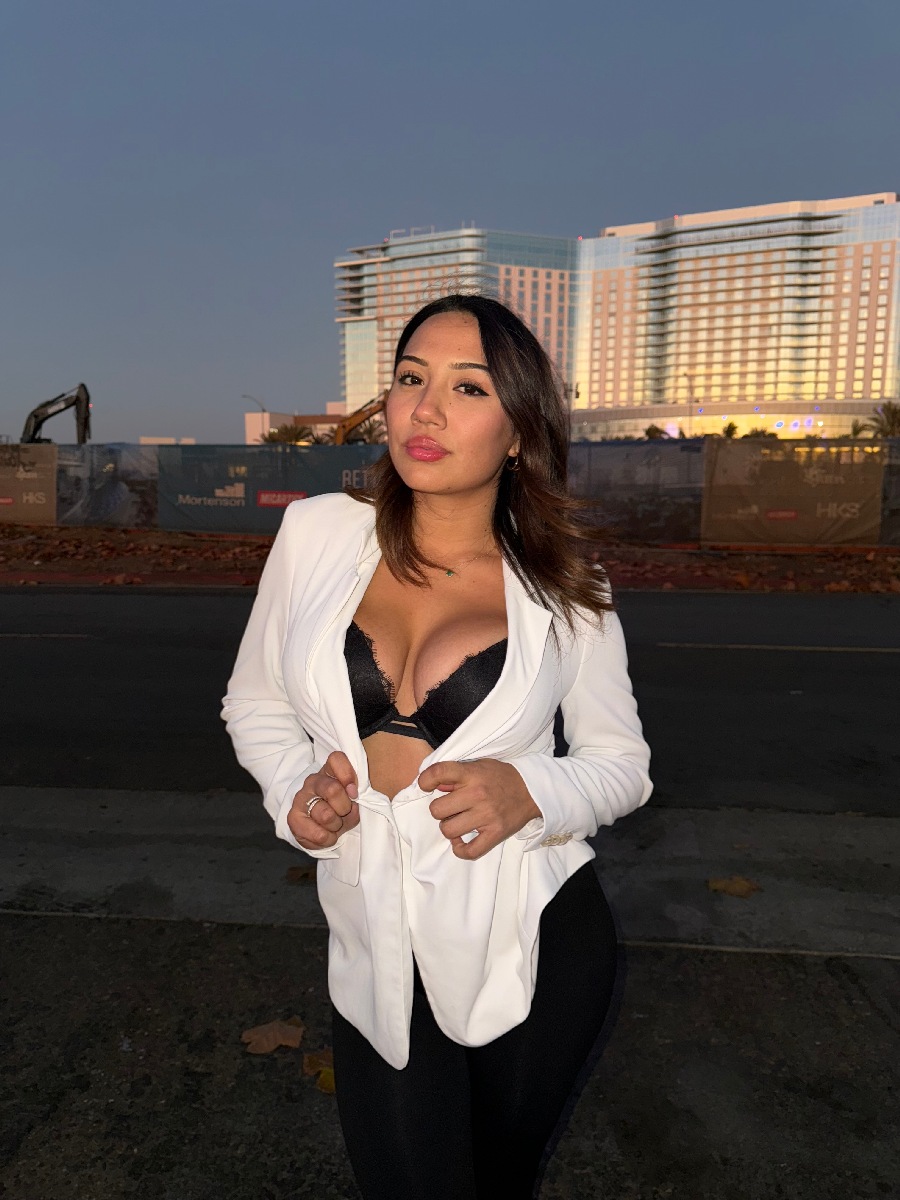 Take a pause and enjoy Ali Cruz — streaming from Acapulco