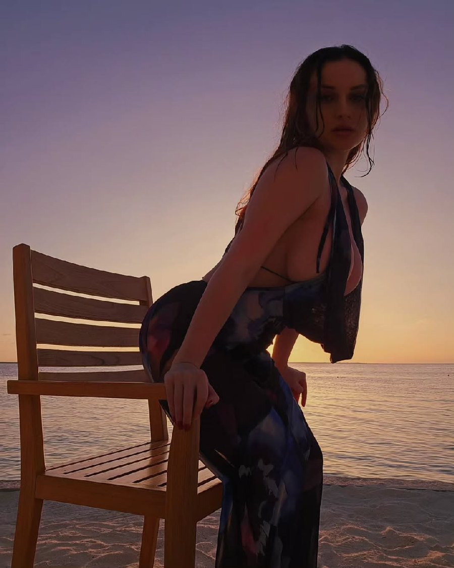 Sexy girl Miranda Faith nude in Acapulco