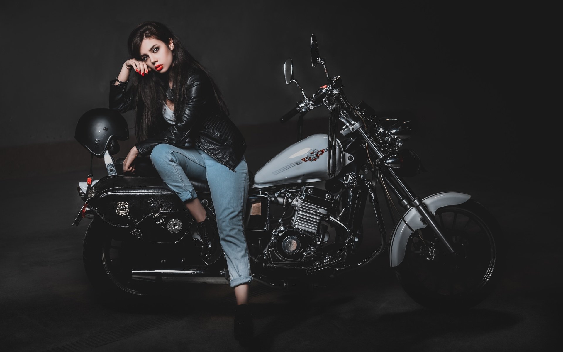 Biker girls: style and drive in Acapulco