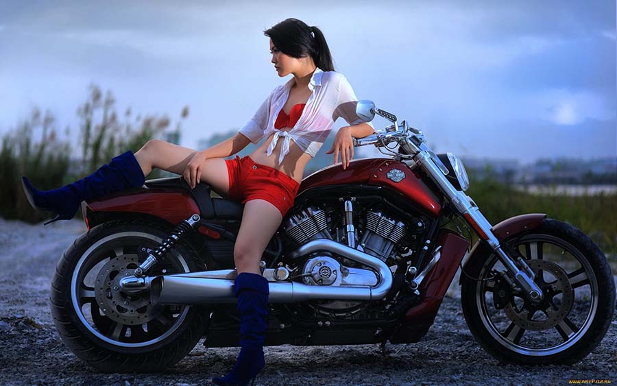 Beautiful girls and motorcycles in Acapulco
