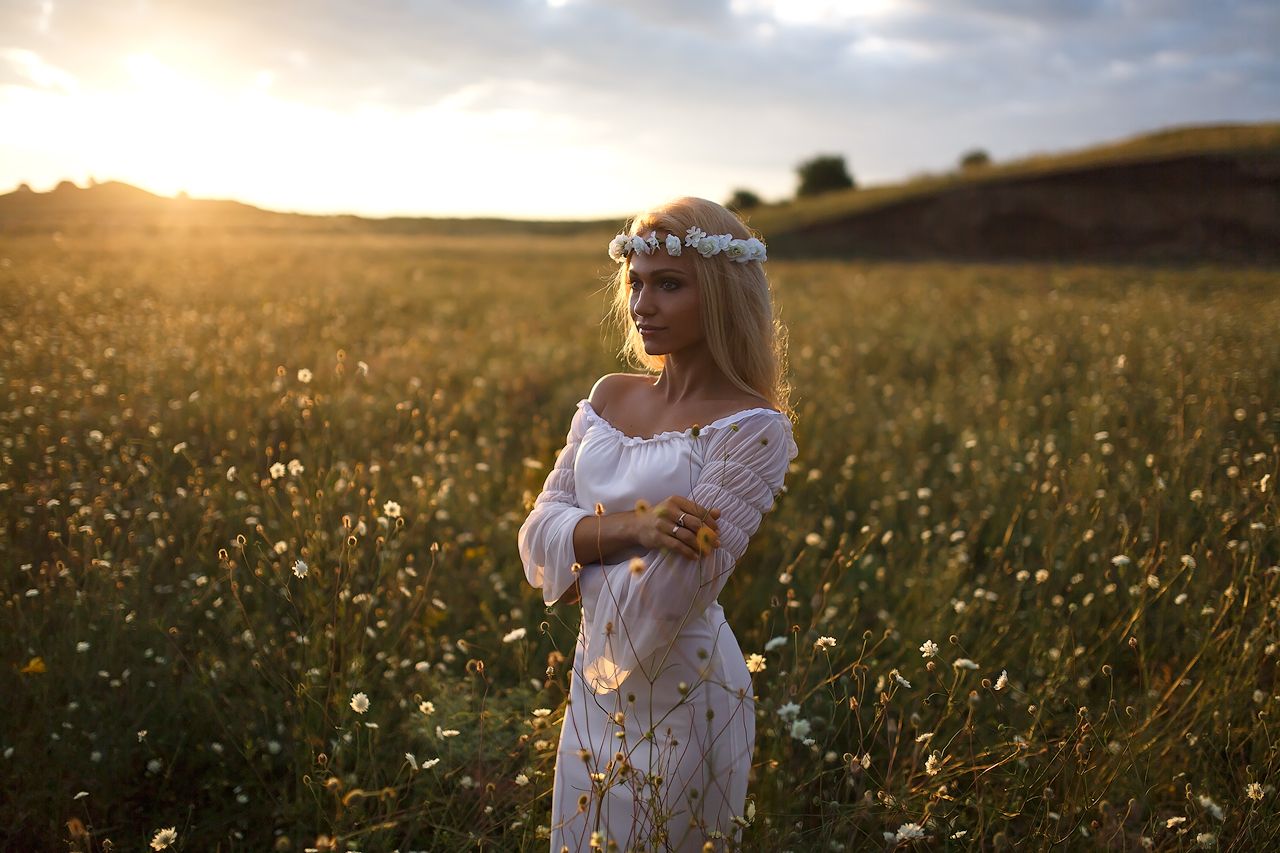Girls in Slavic costumes in Acapulco