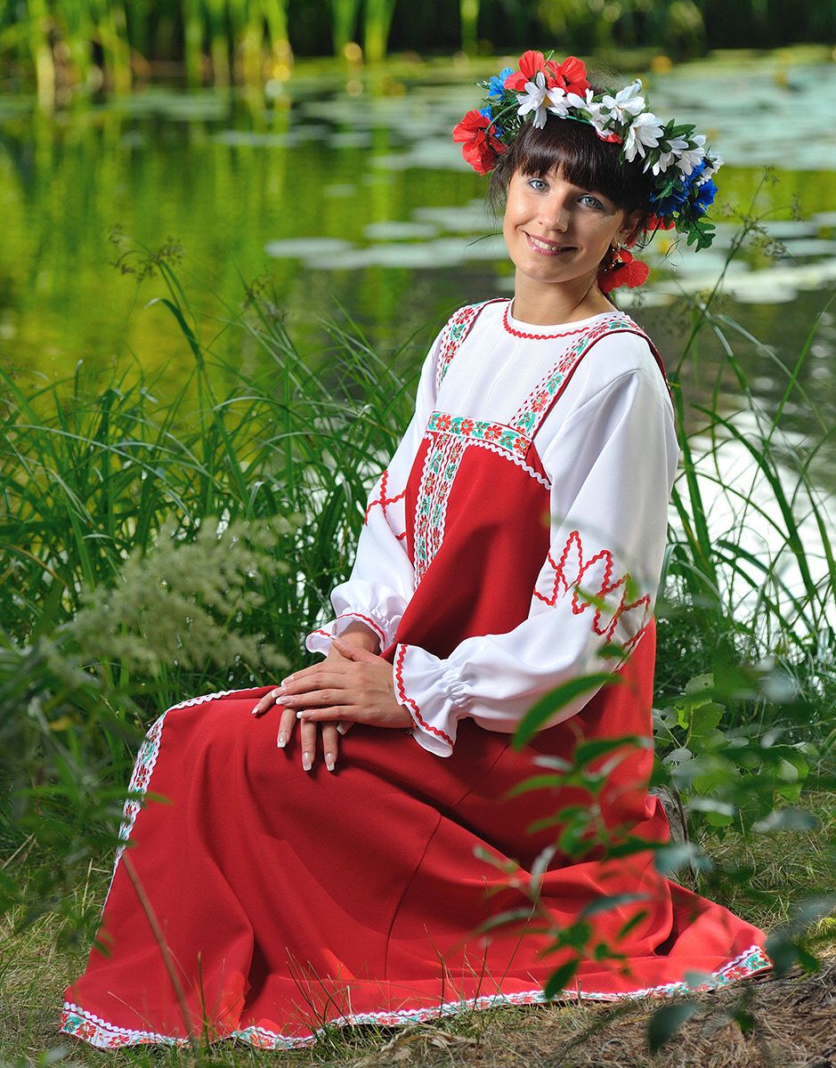 Beautiful girl Girls in Slavic costumes in Acapulco